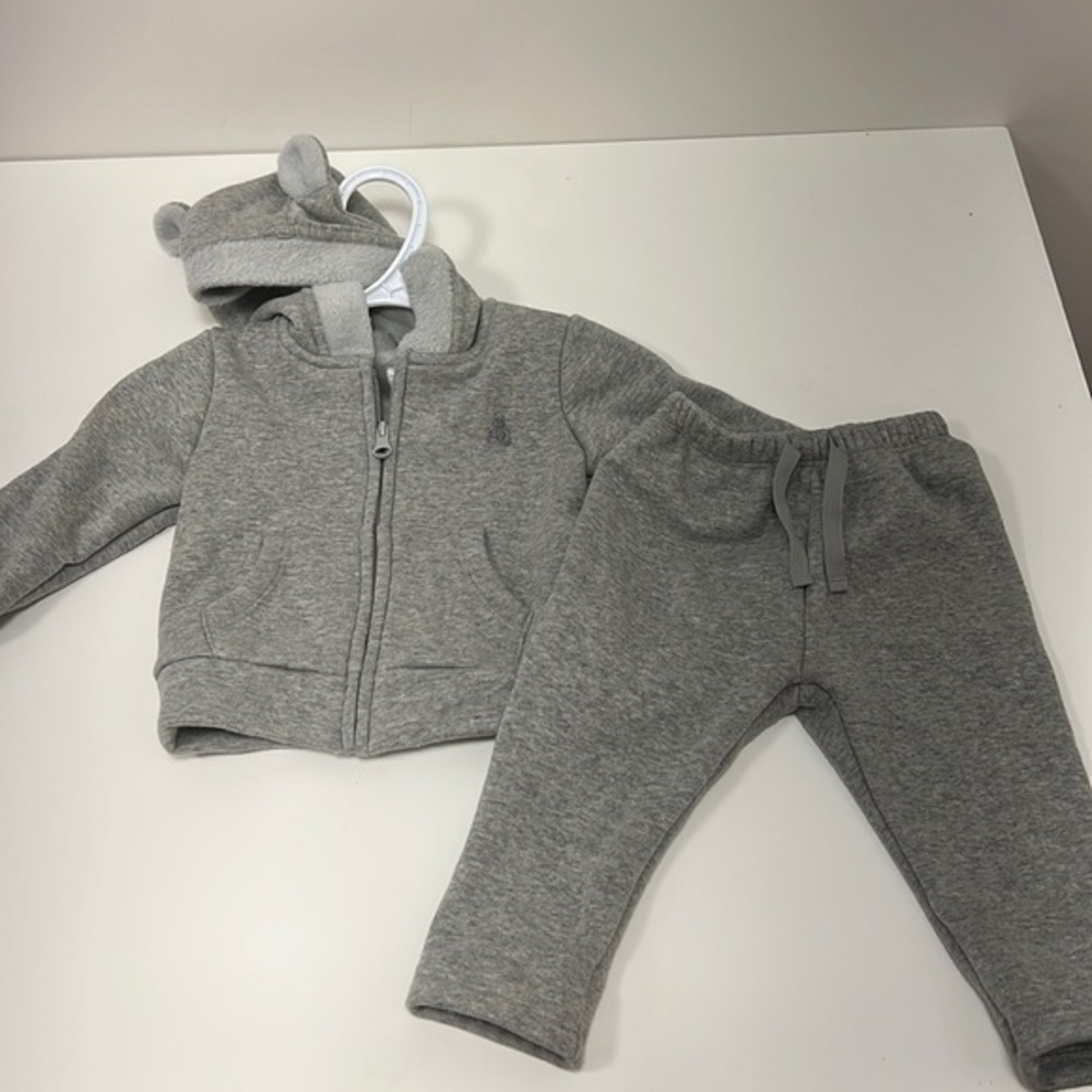 Baby gap size 3 to 6 month to pieces, sweat, jacket, and sweatpants